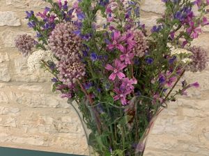 De très beaux bouquets champêtres réalisés par des mains expertes,  dela couleur au milieu des douceurs.