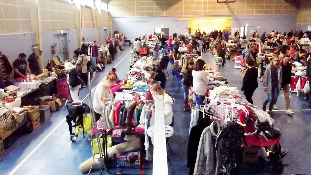 16 rangées de tables pour ce 3ème VIDE GRENIER des Dames d'Entraide.
