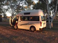 Les Devils Marbles et le camping de Wycliffe avec notre minivan et un invité surprise