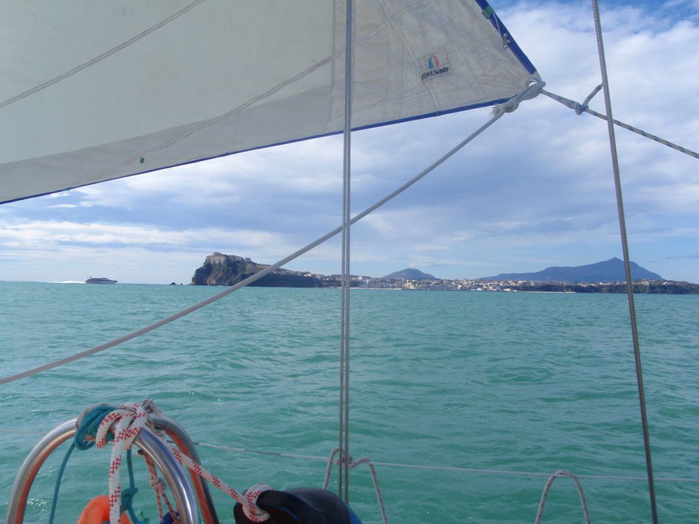 Procia, Ischia... ça ne vous dit rien ??? Pour moi aussi, avant cela ne voulait rien dire. Mais en ratissant la baie magnifique Baie de Naples, nous avoons découvert ces belles iles.