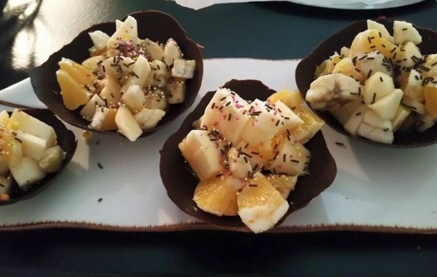 coque en chocolat avec salade de fruit