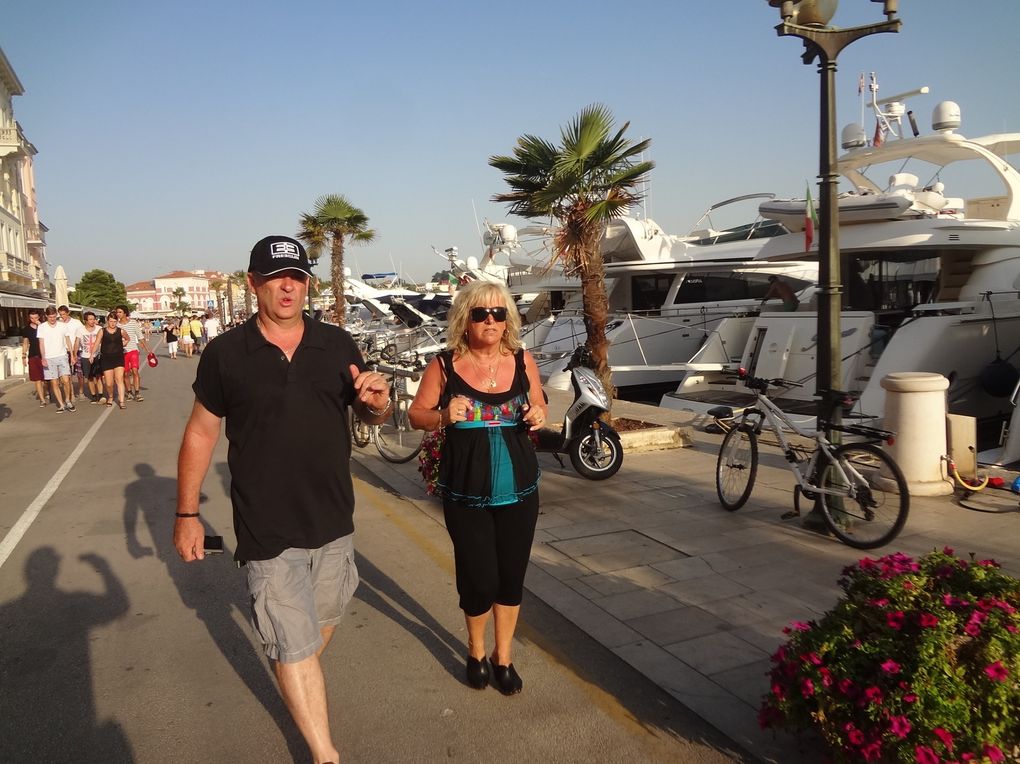 DIAPORAMA 5 PHOTOS - AU PORT VOUS POUVEZ VOUS RENDRE A VENISE !! ET OUI VENISE......HÉ ROCKO TU JOUES A L'AMÉRICAIN.........TU ACHÈTES LEQUEL..............J'AVAIS RAISON VRAIMEN LE CALIFORNIEN OU LE TEXAN