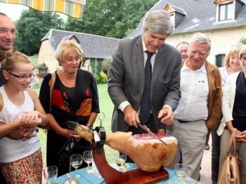 " Jean de Glawouachose" .... a mangé une tranche de jambon coupée par le gentil Ministre !