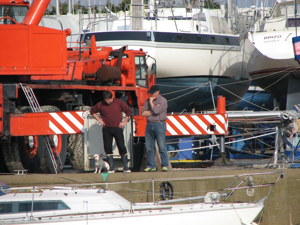 la mise à l'eau le mâtage, les copains fidéle au poste, et le reporter photographe,...!!