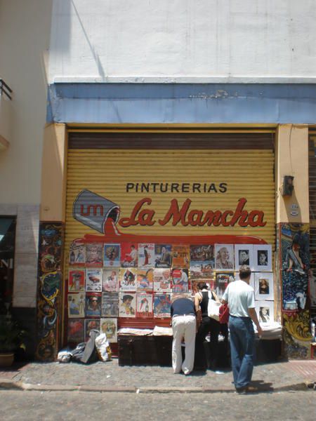 Buenos Aires : un peu Paris, un peu l'Italie, le tout dans la lumière, l'effervescence et la démesure sudaméricaines. De San Telmo à La Boca, de Puerto Madero à La Recoleta... sur un rythme de "dos por cuatro", "La Reina de la Plata" offre sa po