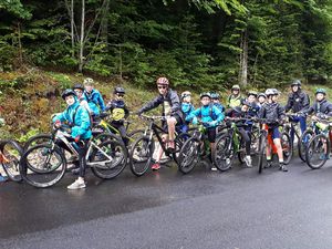 Une fois la météo bien étudiée, nous sommes partis rouler sous un ciel gris, et d'averses en glissades, avons effectué 23 km pour 300 m de dénivelé ! 