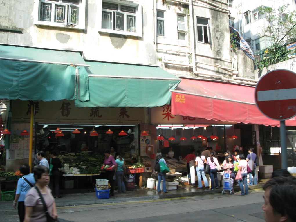 Les photos ont été prisent dans une petite autobus dans les rues de Hong Kong. C ’ est le marché de viande