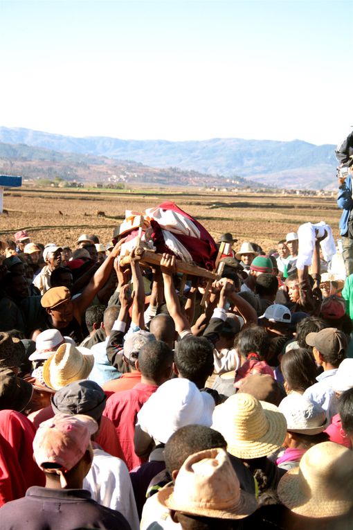 Cérémonie du Famadihana (o retournement des morts) d'un ancêtre d'Adrienne, non loin d'Antsirabe. Photos de Maud Rieu.