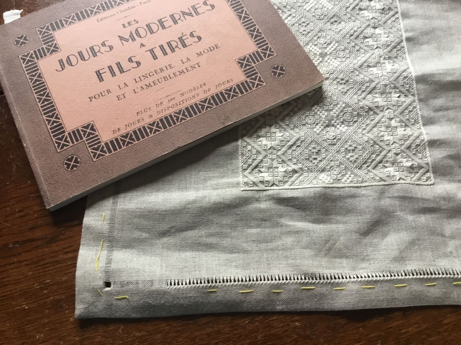 Chemin de table brodé en broderie Frisian Whitework : ourlets d’angle et début des jours à fils tirés 