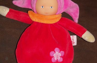 SOS doudou Babicorolle poupée, fille Lutin rouge et rose avec fleur COROLLE
