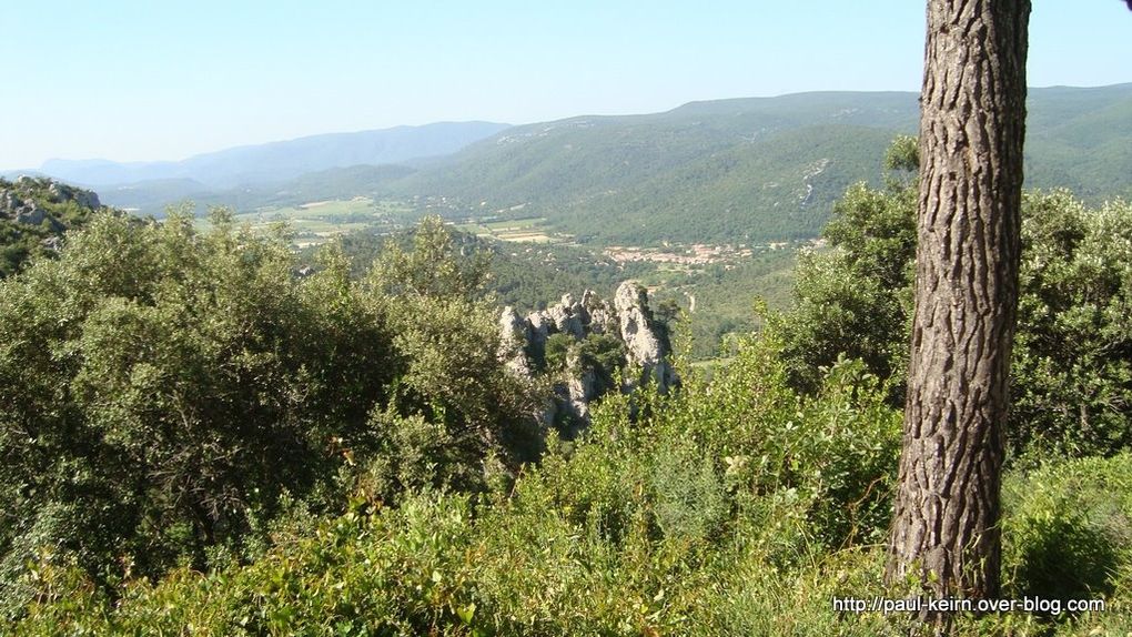 Montée puis descente à mi-hauteur, pour une exploration à pied de la zone karstique (ruiniforme), fruit d'une longue érosion calcaire. Enfin descente sur La Roquebrussanne