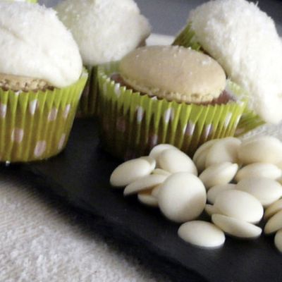 Cupcake chocolat blanc noix de coco caché un macaron thé matcha