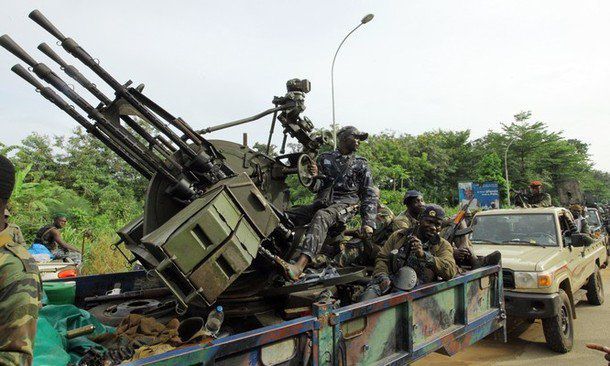 Les rebelles en armes lourdes, mais pour l'ONU et la France sur ces images les rebelles détiennent des armes légères...