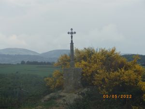 A la croix du Rapan , nous distinguons les monts du Forez .Toujours pas de pluie .