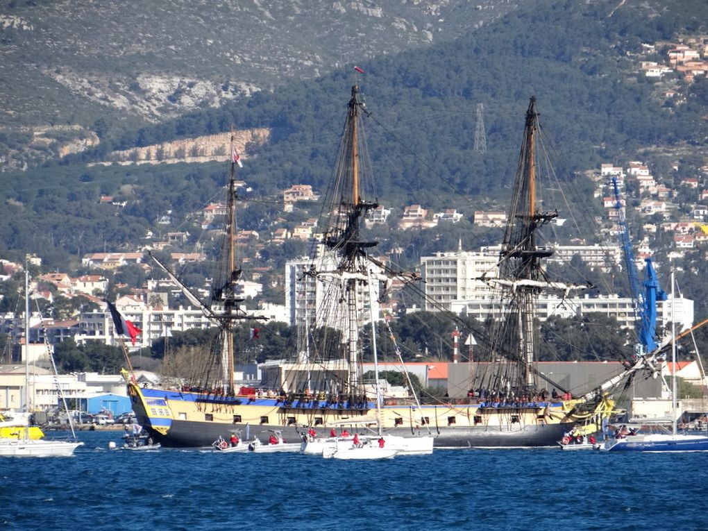 L'HERMIONE , arrivant dans le port de Toulon le 05 avril 2019