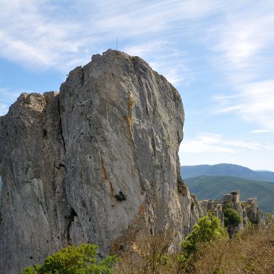 Devant la proue du vaisseau