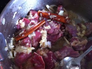 tajine bel khokh (bœuf et boulettes de pomme de terre)