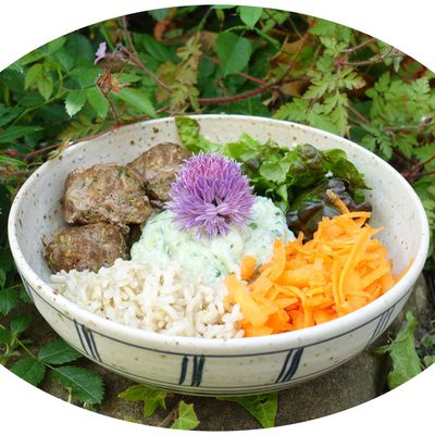 Buddha bowl aux boulettes de boeuf/ courgette, tzaziki, riz complet & crudités - IG Bas / sans lactose