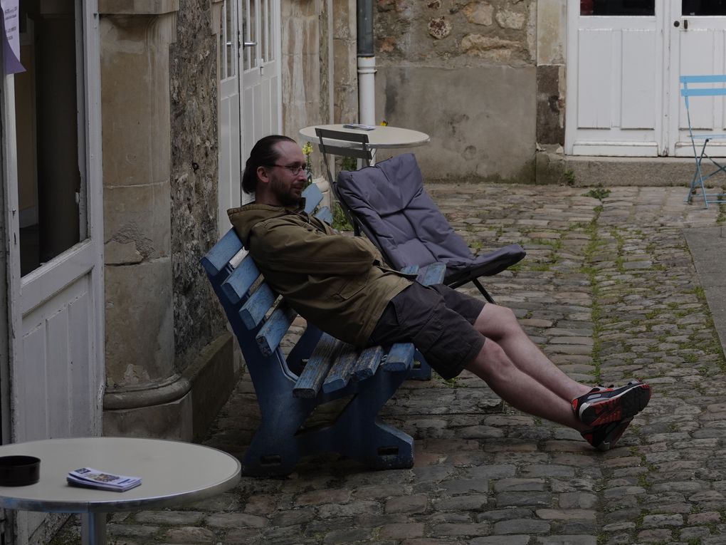 LES PREPARATIFS : DELPHINE AU BAR - CEDRIC EN JOHN STEED - ALEX EN PLEINE ACTION - FRED (PROGRAMMATEUR) ET WILL (TECHNICIEN) - WILL, CEDRIC ET DELPHINE - CEDRIC TESTANT SA TACTIQUE...  