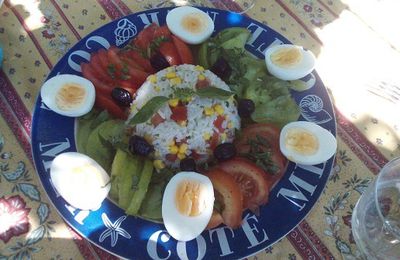 Salade de riz et tomates anciennes
