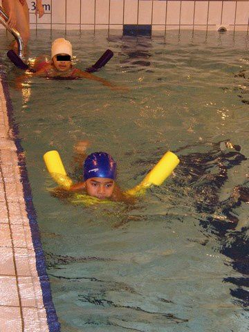 Au mois de janvier, des maîtres et maîtresses de notre circonscription ont participé à un stage de piscine, ils avaient besoin de 2 classes "cobayes" pour s'entraîner à mettre en oeuvre leurs séances... Nous avons donc participé à leur stage