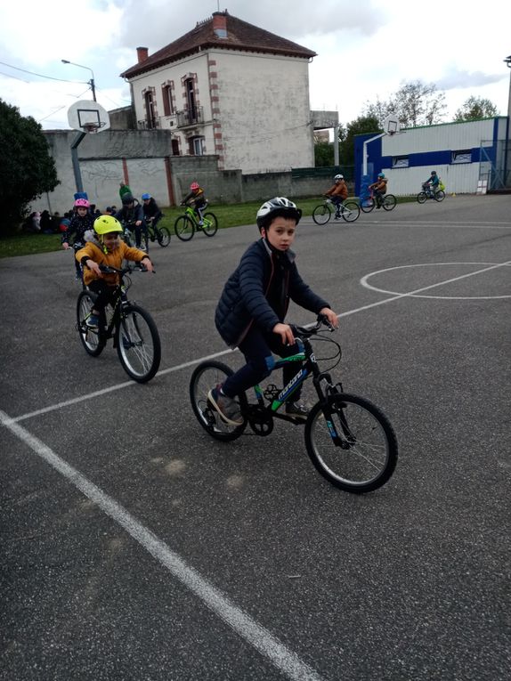 Quelques photos de nos entraînements vélos au stade avant nos exploits sur le bord du canal !