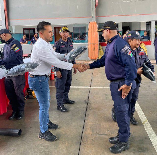 Johan Castañeda entregó uniformes a efectivos del Cuerpo de Bomberos y la Policía de Guacara