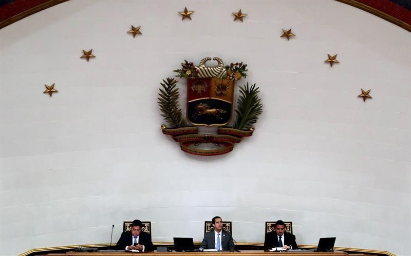 El jefe del Parlamento venezolano, el opositor Juan Guaidó (c-arriba), quien se proclamó presidente interino del país en enero, saluda al diputado Henry Ramos Allup (c) durante una sesión de la Asamblea Nacional de Venezuela (AN, Parlamento) celebrada este miércoles en Caracas (Venezuela). EFE