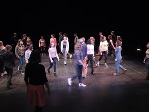 Grand training collectif avec 30 lycéens acteurs de la soirée précédente : animé par Martine, Camille et Christian