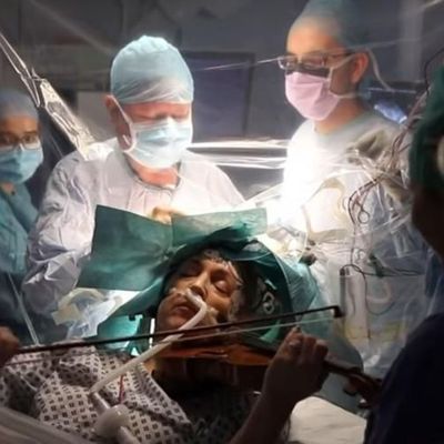 Regardez cette vidéo incroyable d'une violoniste britannique qui a joué de la musique pendant son opération d'une tumeur du cerveau