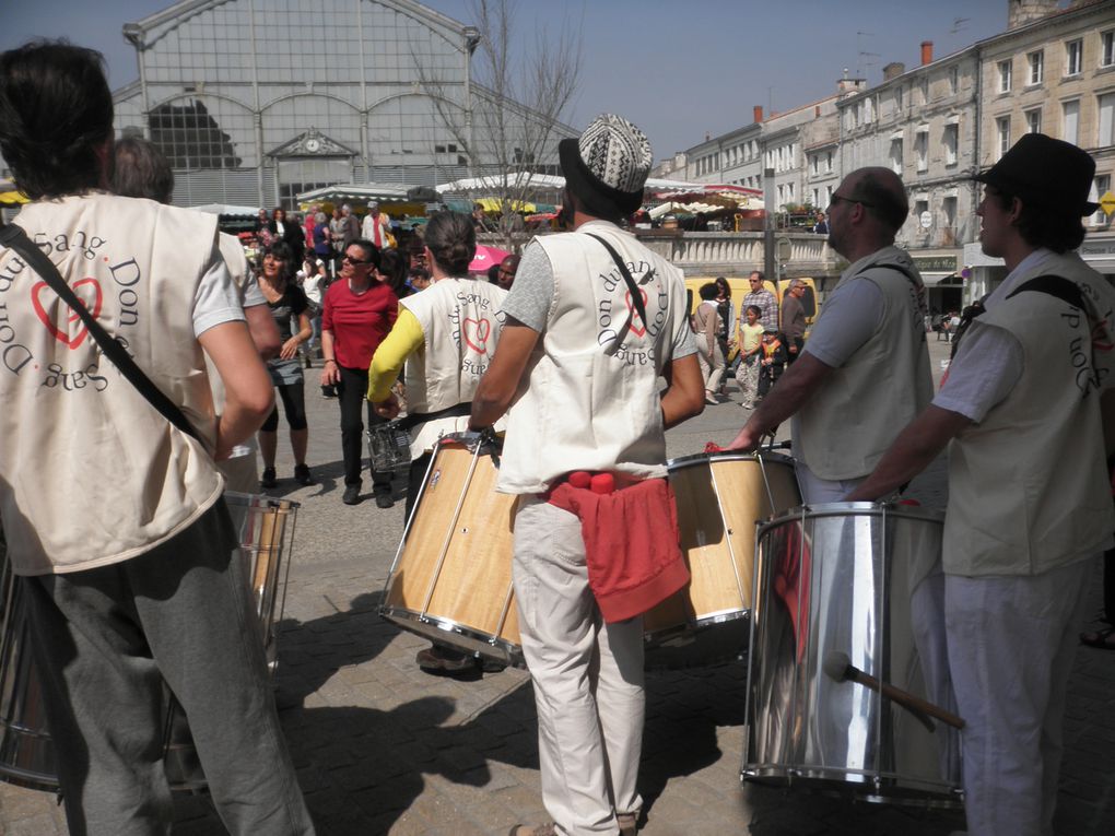 De la rue Ricard jusqu'au Marché, en rouge et et noir, Prim'ACorps suit les rythmes de ses derviches puis les percussions de Batuca Niort. Photos de Sophie!