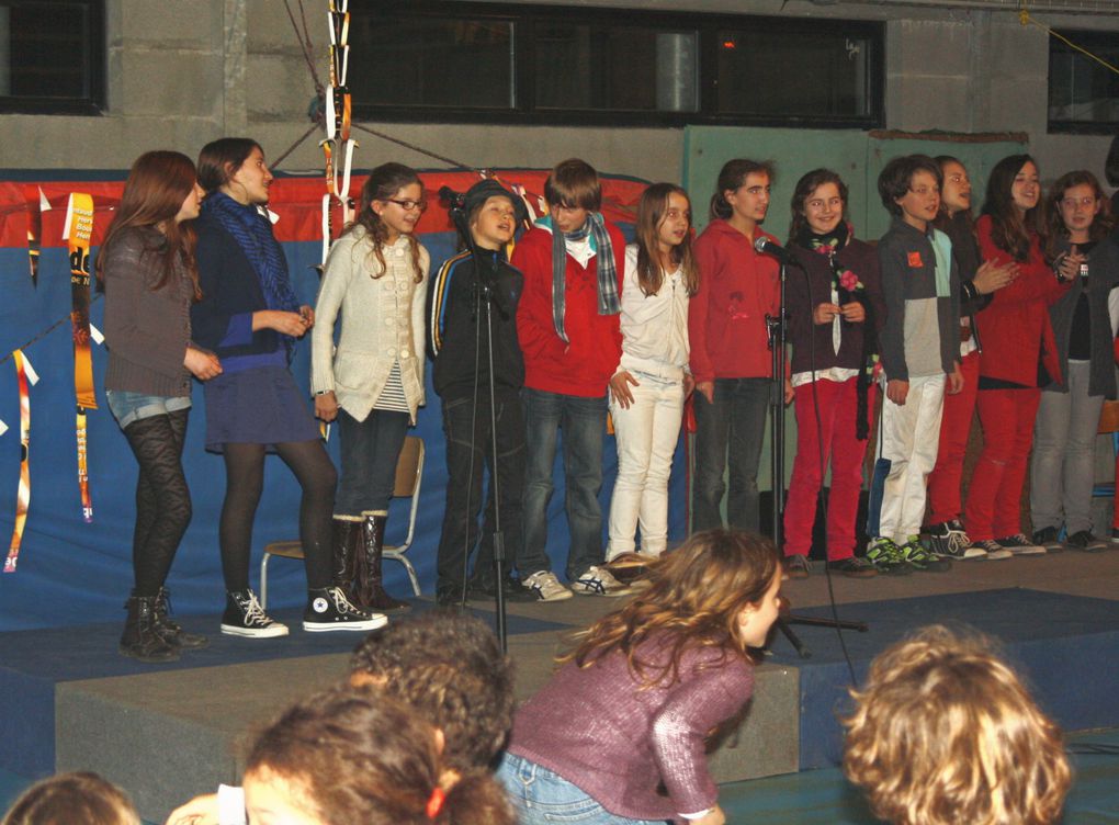 Vues prises pendant la première heure de la fête organisée par le Skolaj Diwan Liger-Atlantel de Saint-Herblain le 18 décembre 2012. Voir aussi le site du collège, plus complet.