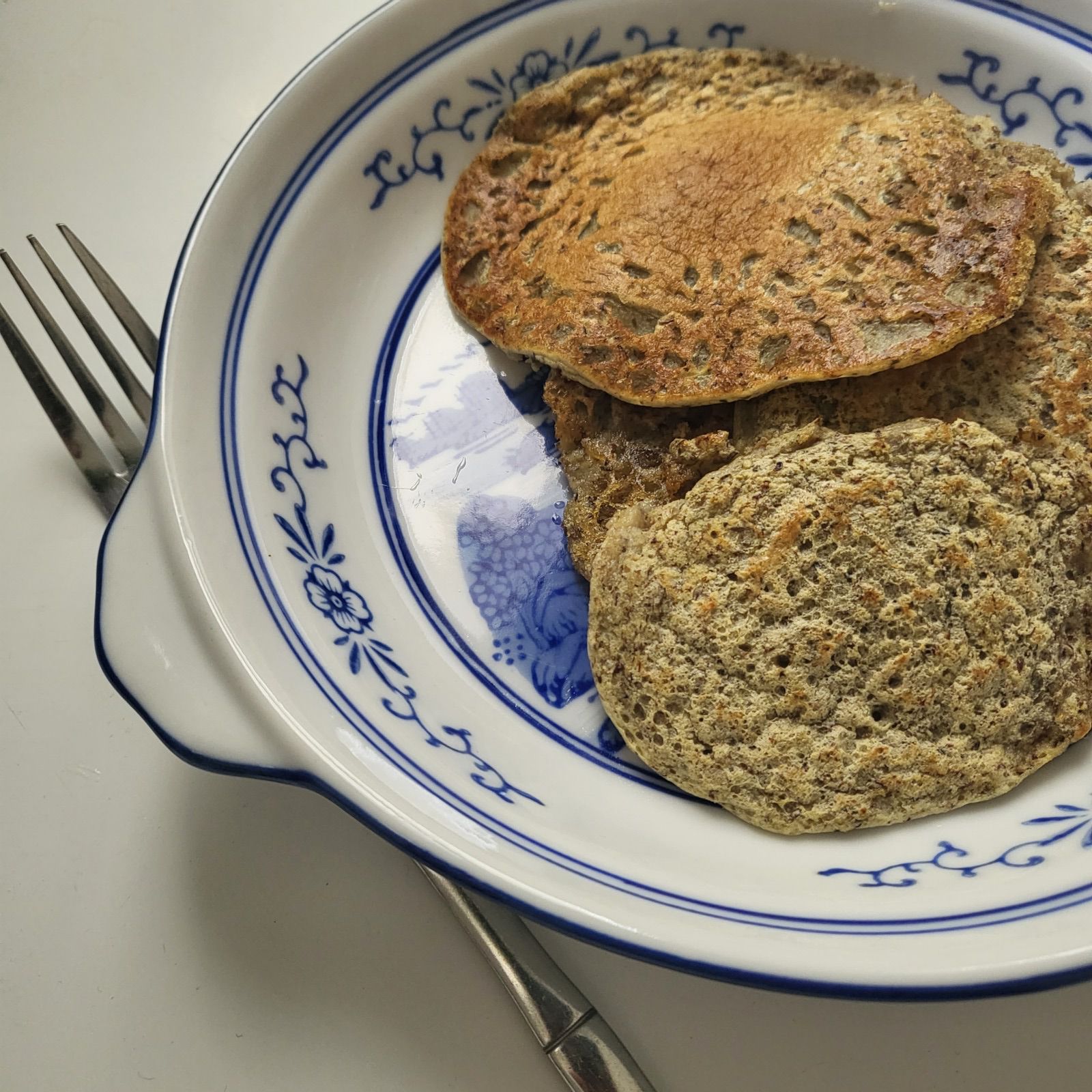 Blinis ou pancakes avec des lentilles et de l'eau (recette économique sans gluten)