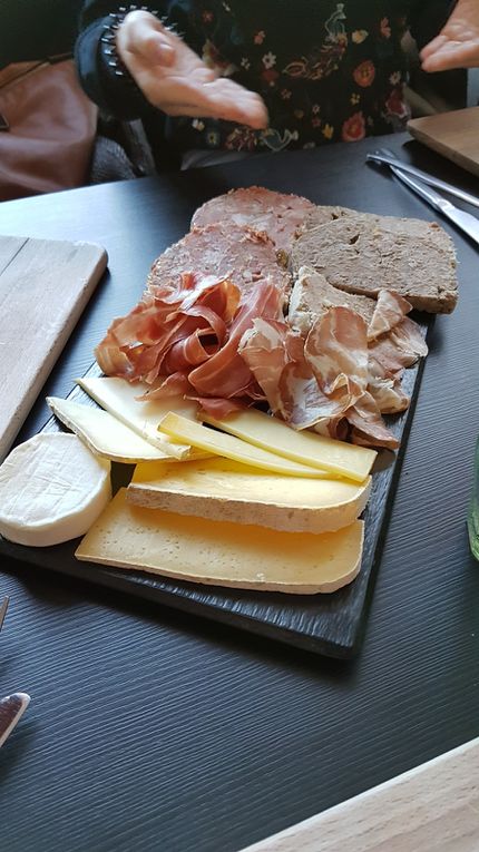 c'était un réel plaisir de déguster une aussi bonne bière faite artisanalement , avec ces super plateaux fromage et charcuterie .