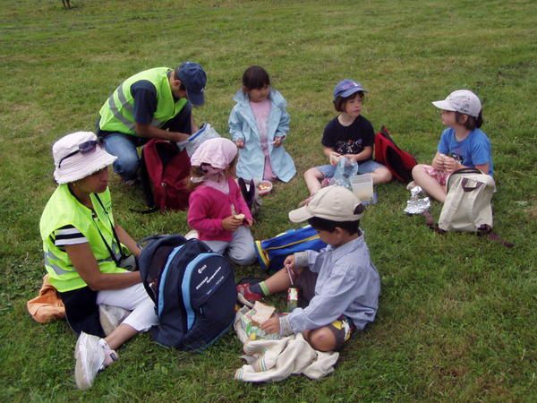 La sortie des petits et des moyens de maternelle au verger Tiocan le 08 juillet 2008