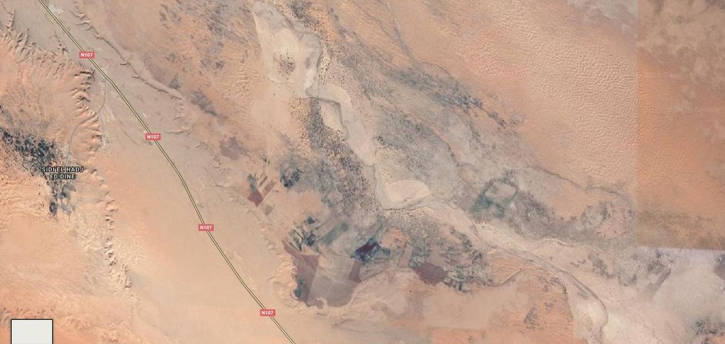 Le "méga projet agricole" de Brézina (Google map)--20 000 hectares de nos terres ont été accordées pour les besoins de ce méga-projet à El-Bayadh. L’investissement global projeté pour ce projet était de 67 milliards de dinars, soit environ 600 millions de dollars. Mais sur le terrain, ce projet n’est qu’une chimère.Ali Haddad, le patron du FCE, la principale organisation patronale en Algérie, a obtenu, à titre d’exemple, pas moins de 30 mille hectares dans les environs de la commune de Brezina...