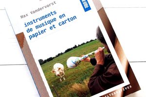 Instruments du Musique en Papier et en Carton