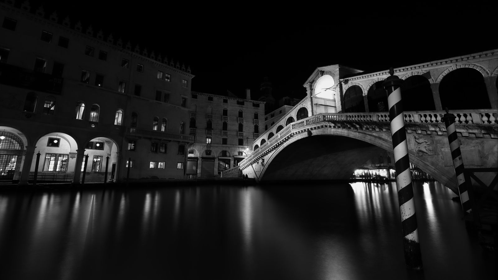 Venise la Nuit - 8 - Ponte di Rialto, Naranzaria  ©2023 Jean-Robert Longhi Photographie non libre de droits.