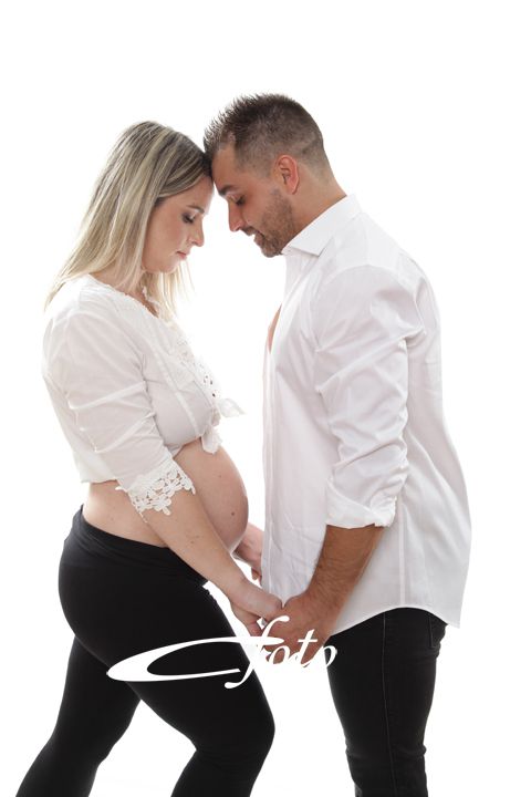 Meilleure photographe de grossesse à Evreux et dans le 27. Studio photographique c-foto vous propose de faire vos souvenirs de grossesse en attendant bébé. Shooting grossesse . Babyshower à Évreux 27