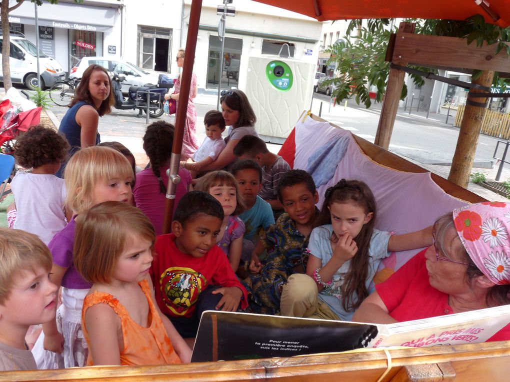 la "Charrette à Histoires" s'est promenée à la rencontre des enfants dans différents arrondissements de Lyon mais aussi à l'extérieur de la ville avec toujours plus d'albums à son bord.