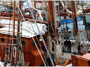 286 - Rencontres bateaux 16ème 2016 07 22 voiliers traditionnels en escale au port du Rosmeur, coques, espars, bois vernis et bronzes, photos © GeoMar, fêtes maritimes Douarnenez 2016 