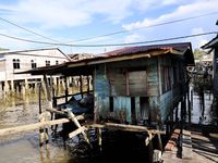 Ah les maisons sur pilotis...de petites merveilles joliment agencées et bien décorées et un univers  de petits ponts et recoins que j'ai malicieusement pris le temps de dépoussiérer avec ma poésie...