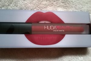 Huda Beauty, Icon