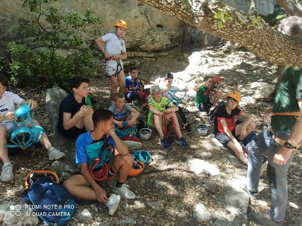 JOUR 1. Nous avons tout de suite pris possession des lieux, les élèves ont organisé les chambrées, ils sont par deux. Les élèves ont démarré dès 14h leurs activités. Un groupe en kayak, un groupe en escalade et un groupe en VTT. A 17h, moment goûter, puis jeux libres. A partir de 18h, douches. Enfin à 19h repas. Puis rédaction du bilan de la journée dans le cahier de l'option qu'ils devront garder tout au long de leur scolarité au collège. Voici le témoignage d'un élève: "Aujourd'hui, j'ai fait de l'escalade pendant 1h30. Les chambres sont par deux et les douches sont parfaites. J'ai mangé du gastronomique." A 21h30 extinction des feux. 