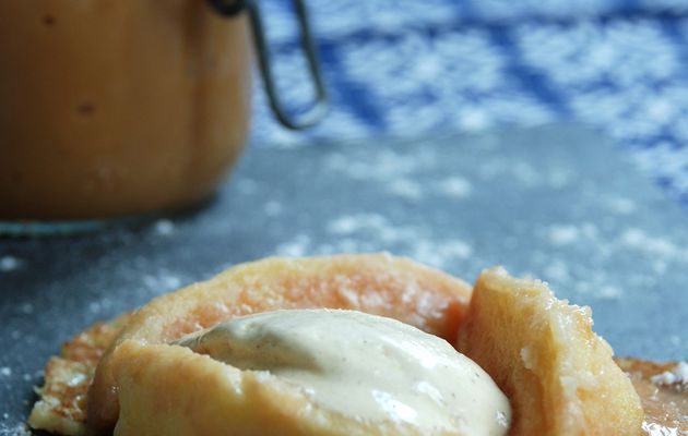 Crêpes gourmandes aux pommes confites, confiture de lait au beurre salé