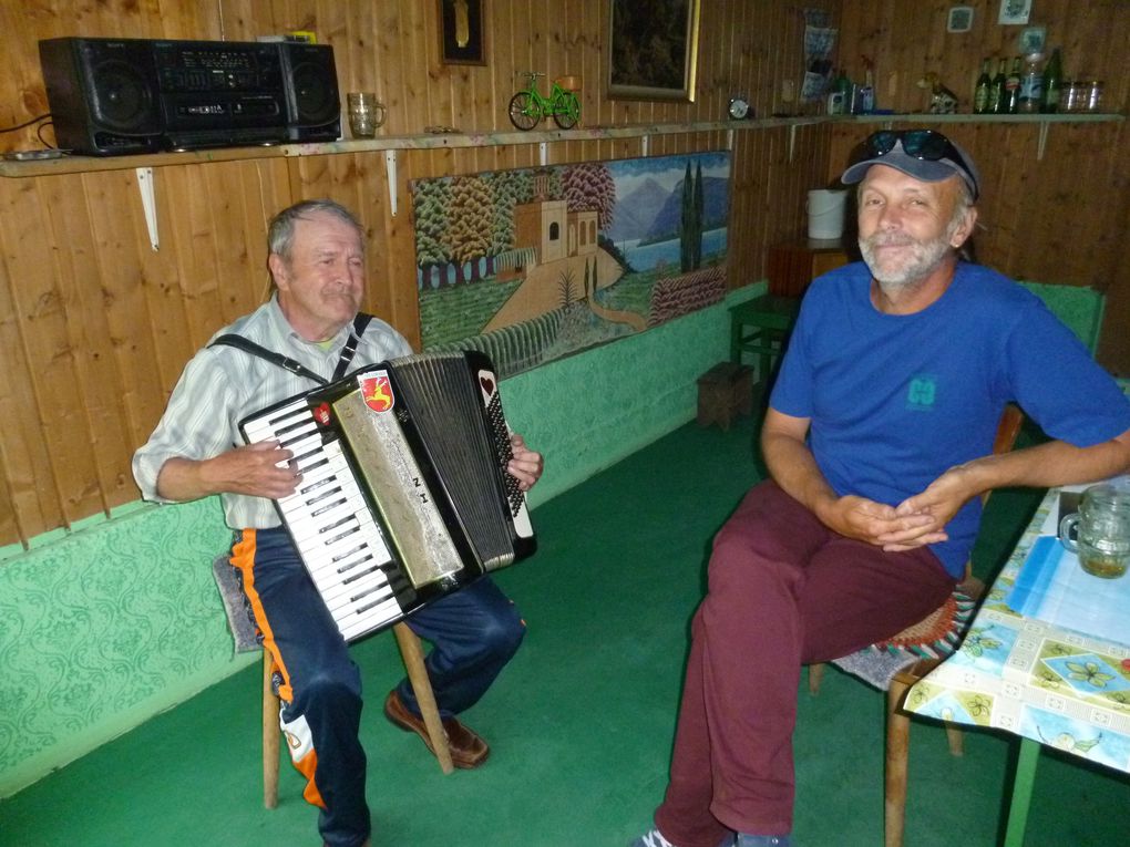 grenier à grains croate, "sur la route....sur la route" , Pension Sobe Ana" à Ilok, Mickaël et Vladimir à Ilok, à Ilok frontière serbo-croate, le bar "Dani" à Vukovar, distributeur de lumignons à Vukovar