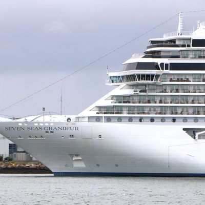 SEVEN SEAS GRANDEUR en escale inaugurale à Lorient 