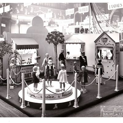 Le Stand des magasins "Réaumur" au salon du jouet 1950