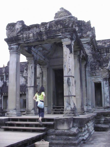 Ah Angkor ! Merveille des Merveilles !<br />Je ne vous mets qu'un petit echantillon de toutes les photos que nous avons prises, pour vous mettre l'eau a la bouche... En attendant la petite seance photo prevue a mon retour (j'en connais qui vont me detester)