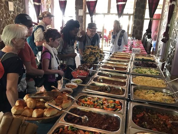 Il y a le vraiment le choix au buffet  et tout est bien dans la tradition  . Nous passons donc à table avec la volonté de goûter à tout . 